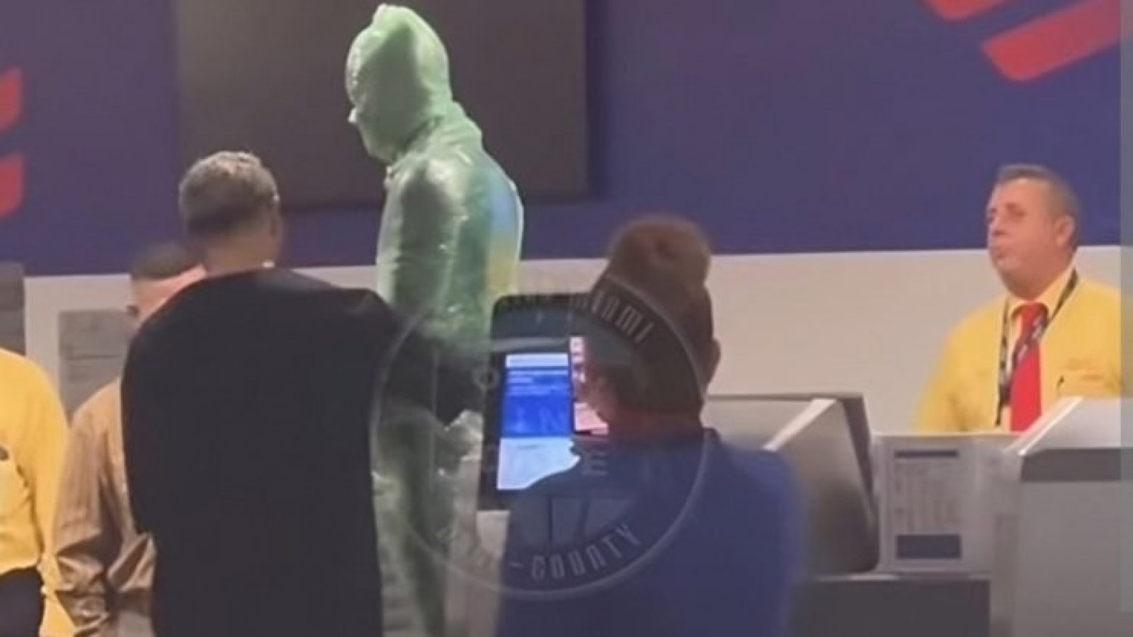 Hombre envuelto en cinta.