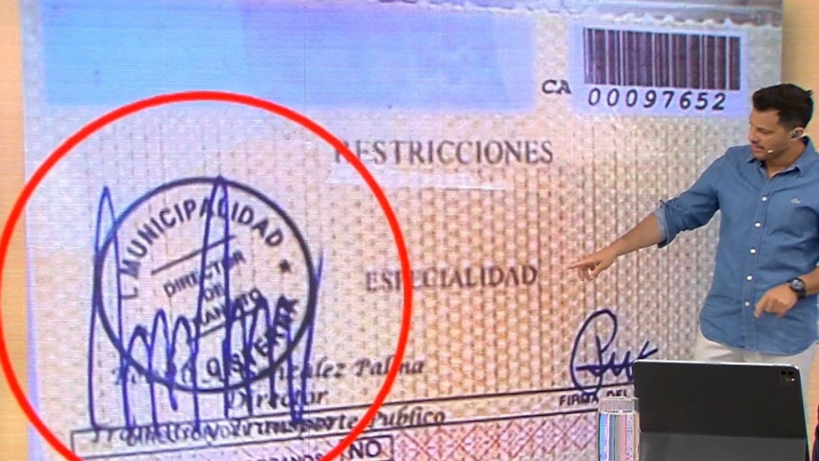 ¡Grave sorpresa! Licencia de conducir falsa tiene firma de persona fallecida hace cinco años
