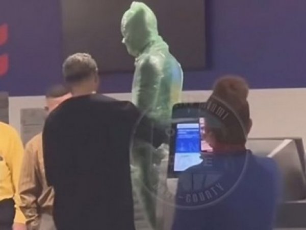 Hombre envuelto en cinta.