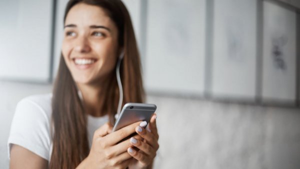 <p>Adolescente en el celular. </p>Estudio revela que el 53% de las jóvenes utiliza redes sociales para educarse sexualmente
