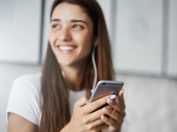 Adolescente en el celular.