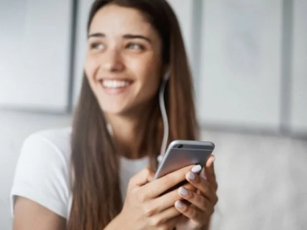 Adolescente en el celular.