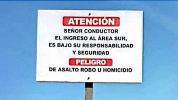 Letrero advierte de "peligro de homicidio" en Playa Blanca de Iquique
