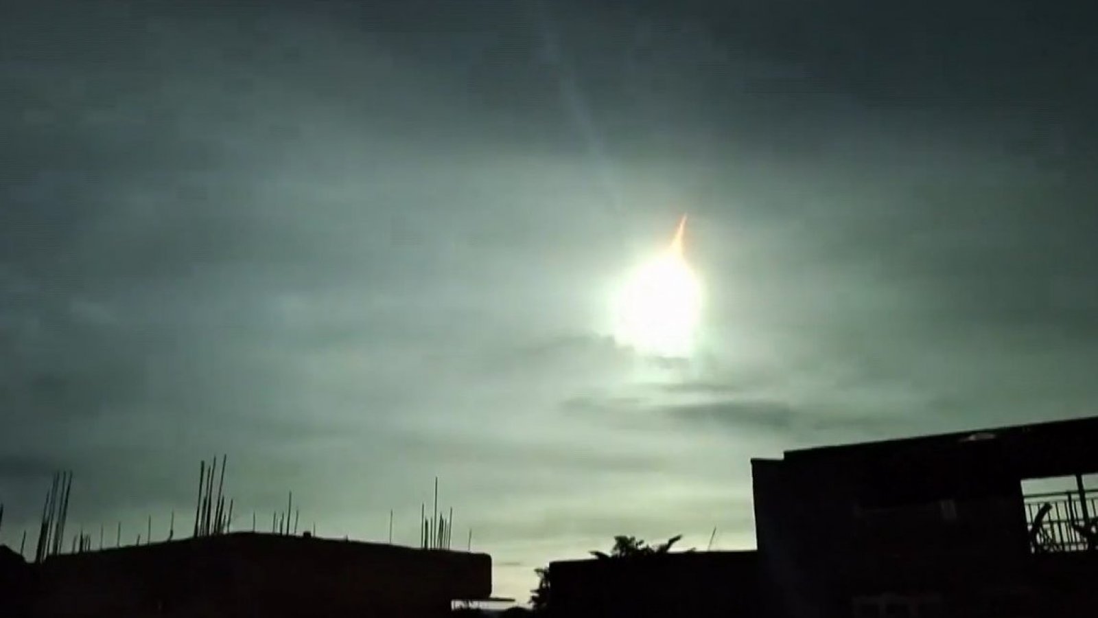 ¿Son un riesgo para el planeta? Impactante registro de asteroide que iluminó la noche en Filipinas
