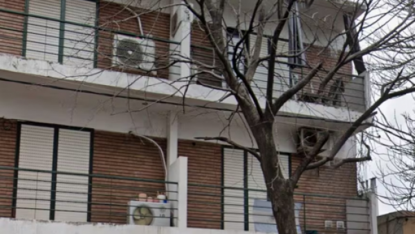 <p>Balcón. Intento de abuso sexual. </p>Intentó violarla: joven se cuelga de un balcón para escapar de abusador sexual
