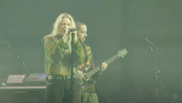 Así fue la presentación de la nueva vocalista de Linkin Park

