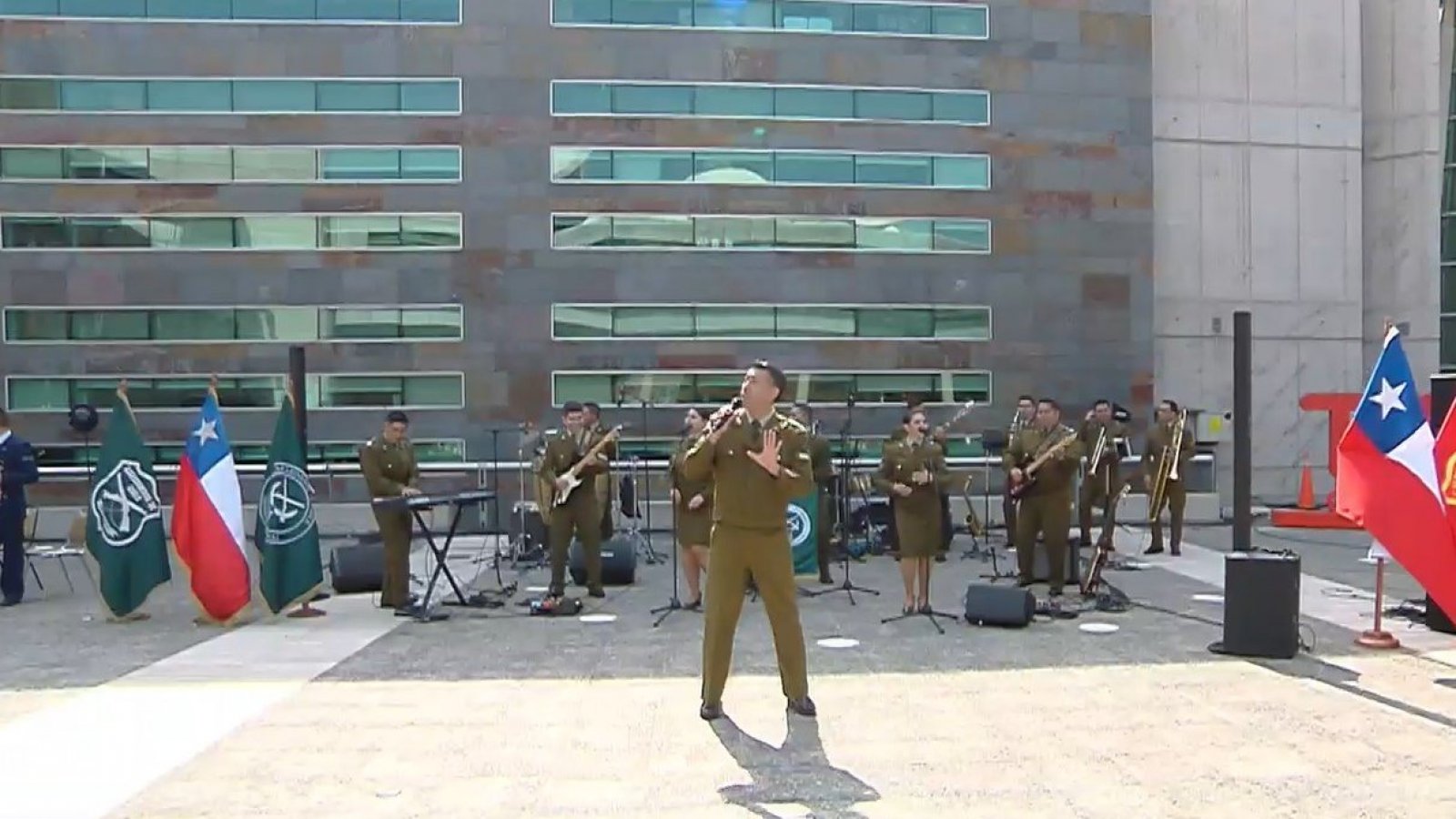 La Small Band de Carabineros llena de ritmo con cumbias en la "Parada Musical"
