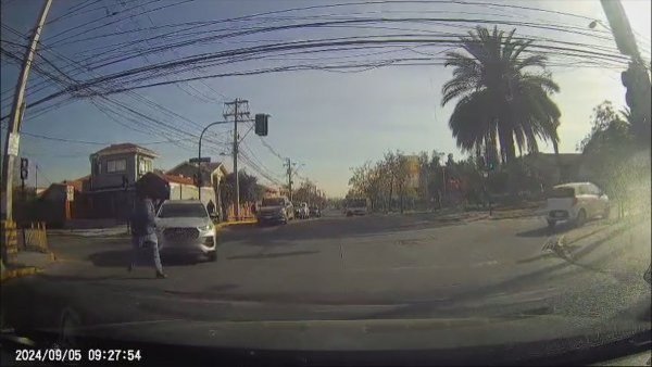 Estudiante atropelló a su propia madre; Nuevos registros de brutal pelea en colegio de Puente Alto
