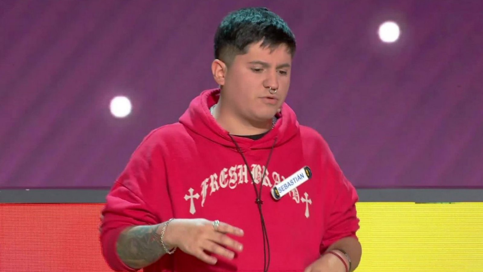 Sebastián sorprende con su rap en ¡Ahora Caigo!
