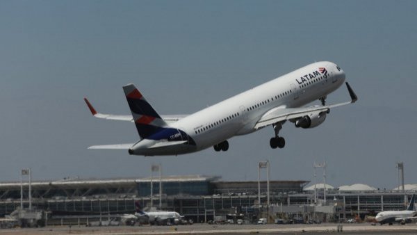 Latam se querella contra pasajero que embarcó ebrio y obligó a interrumpir el vuelo Santiago - Miami
