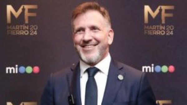 "Para esta payasada si tiene tiempo": Alejandro Domínguez es criticado por asistir a los Premios Martín Fierro
