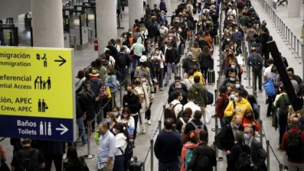 En vísperas de Fiestas Patrias: trabajadores de aeropuerto Pudahuel anuncian paro