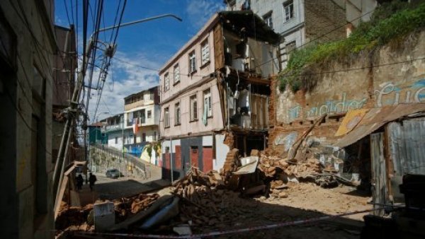 "Cortaron vigas": Vecinos salvaron de milagro de impactante derrumbe de casa en Valparaíso
