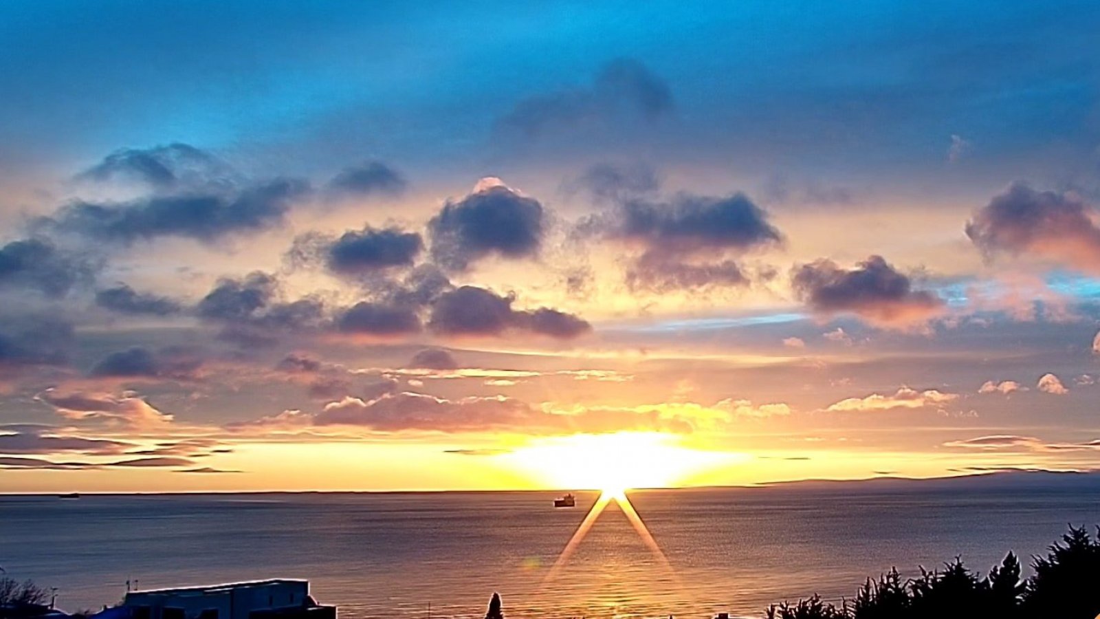 Iván Torres responde: ¿Por qué el sol sale por el mar en Punta Arenas?

