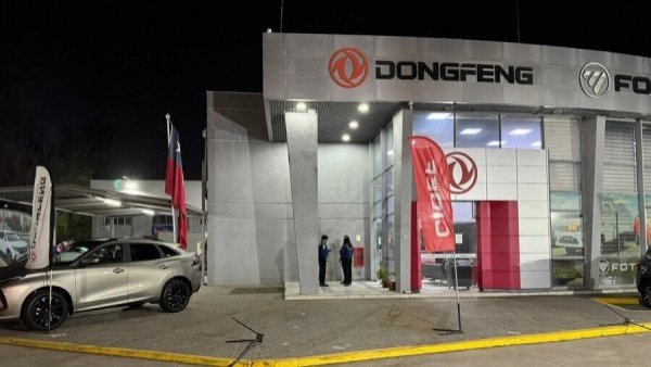 10 autos en menos de 10 minutos: Delincuentes roban automotora en Estación Central
