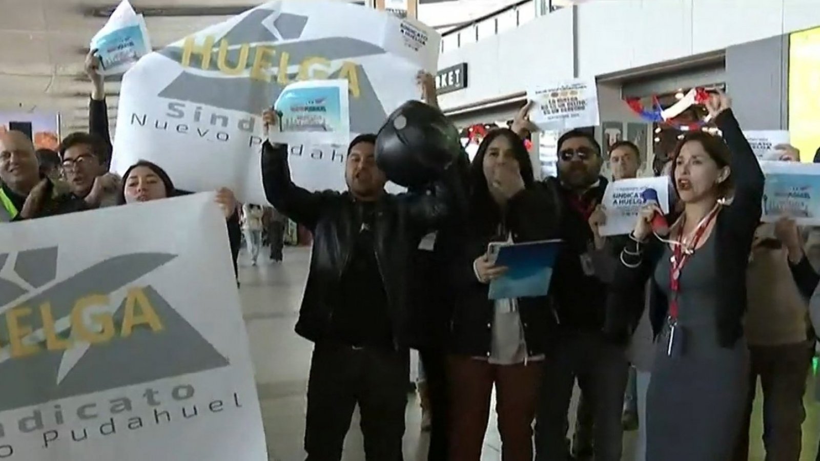 Previo a las Fiestas Patrias: Confirman paro de trabajadores del Aeropuerto de Santiago
