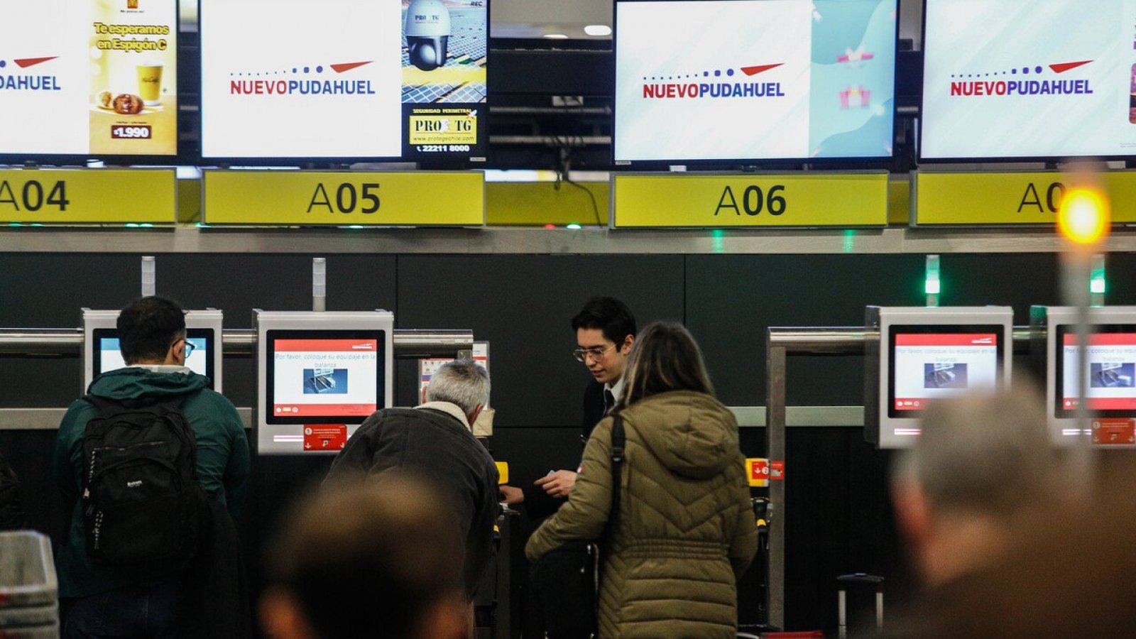 Entregan recomendaciones a pasajeros ante paro de funcionarios de Aeropuerto de Santiago
