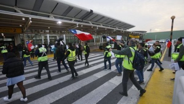 Finaliza paro de trabajadores de Aeropuerto de Santiago tras llegar a acuerdo
