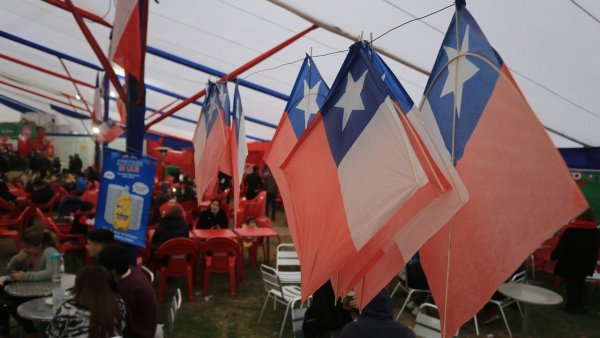 "Patas negras", "pega", "altiro": Conoce el origen de los 10 chilenismos más populares
