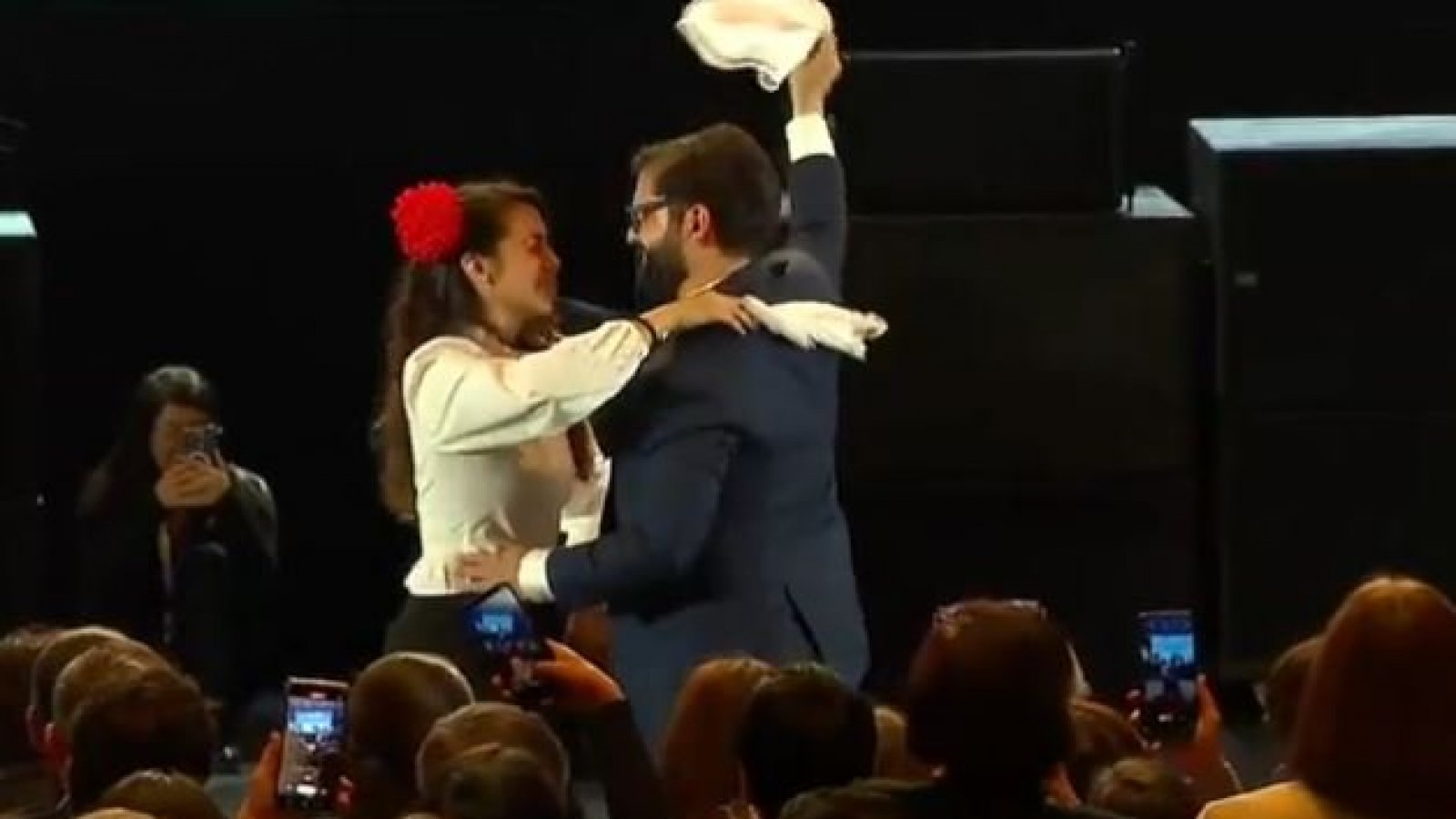 Presidente Gabriel Boric llega a la inauguración de las fondas con su pareja
