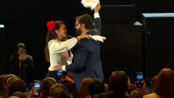 Presidente Gabriel Boric llega a la inauguración de las fondas con su pareja
