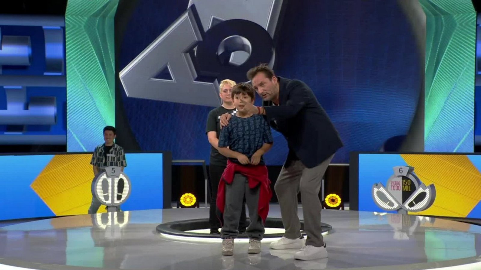Pequeño del público sorprende con talento para el baile
