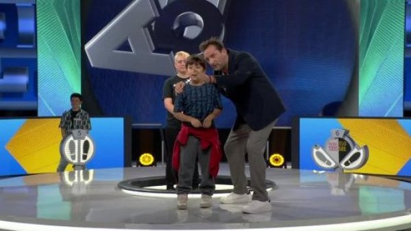 Pequeño del público sorprende con talento para el baile
