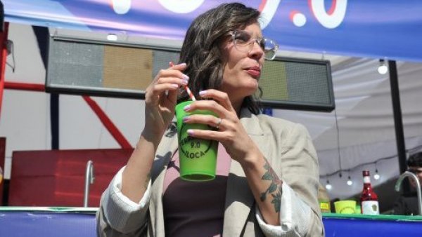 Mientras esperaba un terremoto sin alcohol: Ministra Camila Vallejo revela sexo de su bebé
