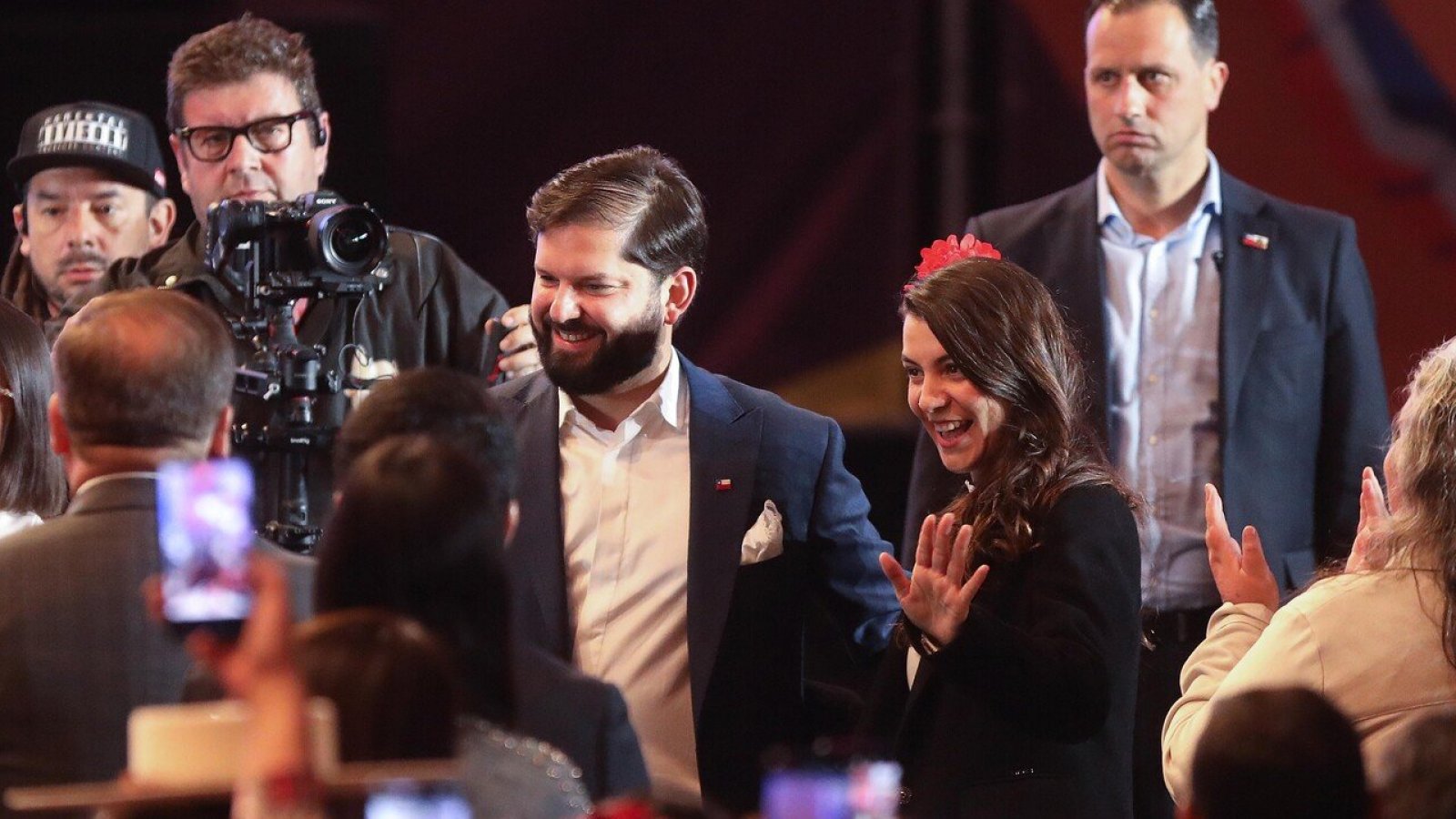 Presidente Boric se luce con pie de cueca junto a su pareja Paula Carrasco
