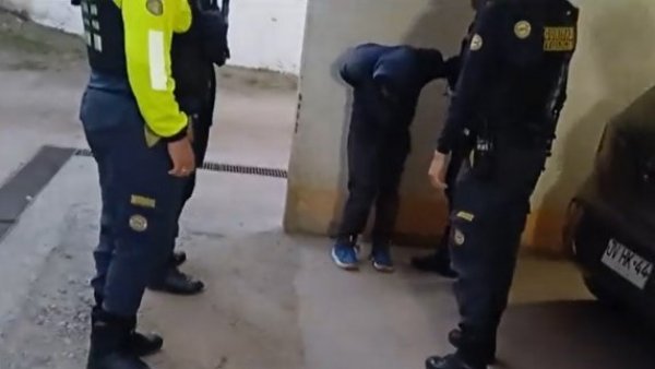 ¡Insólito! Simón Oliveros encontró a un delincuente durmiendo al interior de su vehículo

