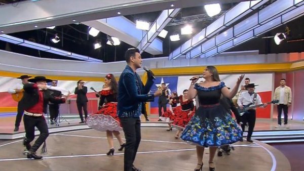 Jordan nos sorprende con una cueca con el grupo "Medialuna de Amores"
