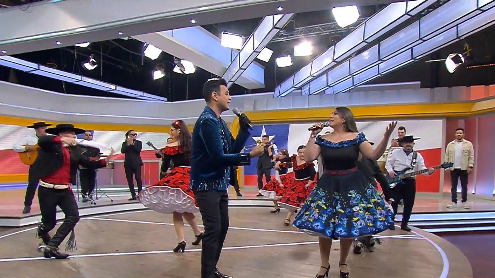Jordan nos sorprende con una cueca con el grupo "Medialuna de Amores"

