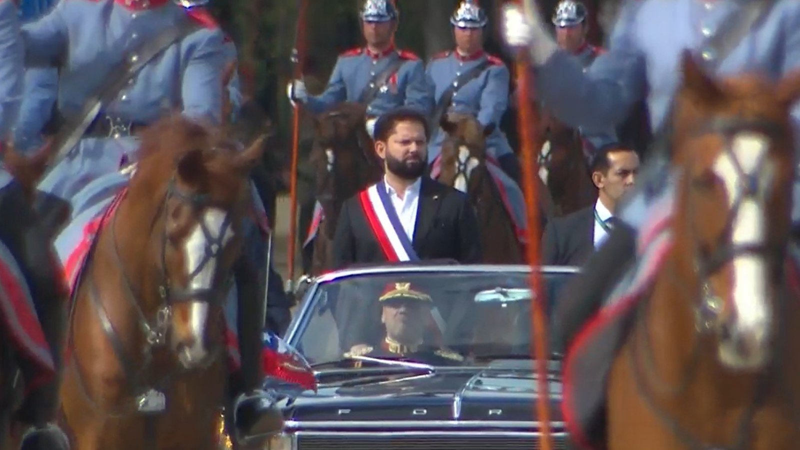 VIDEO | Así fueron los honores militares al Presidente Boric en la Parada Militar 2024
