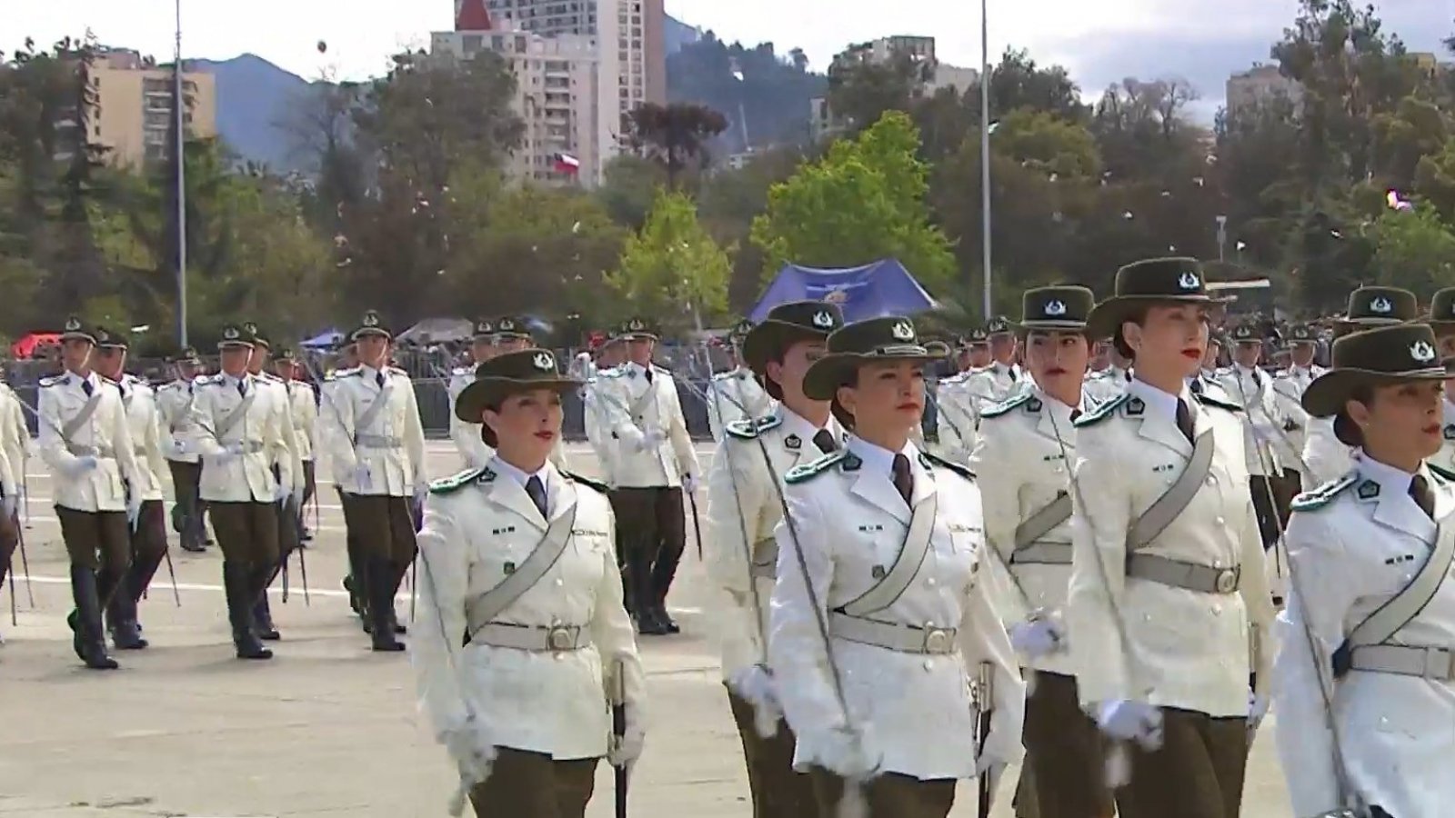 "Pionera en igualdad de género": Así fue el desfile de las futuras suboficiales de Carabineros
