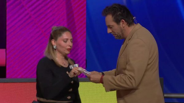Daniel Fuenzalida recibe regalitos de protección
