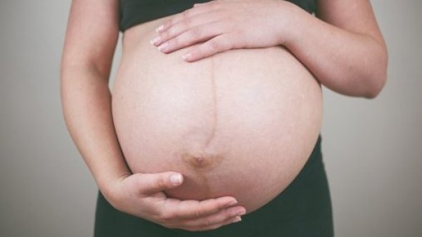Las mujeres que gestan para otros sufren más complicaciones severas durante embarazo
