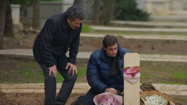 Todo por mi familia - T1E405 | En la tumba de Asiye