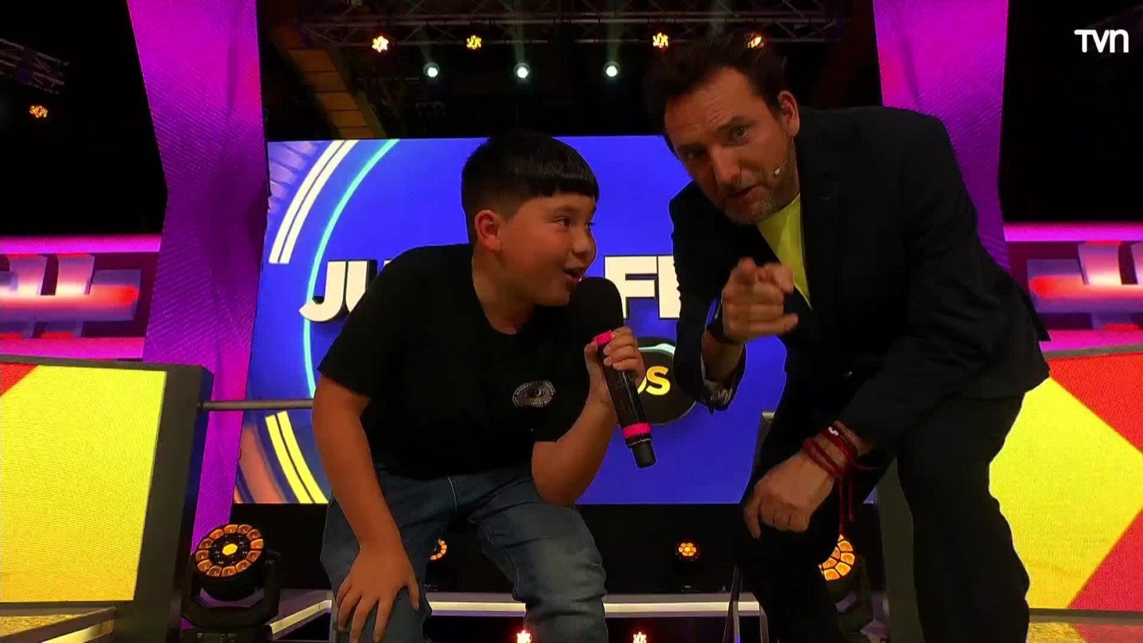 Hijo de participante recorre ¡Ahora caigo!
