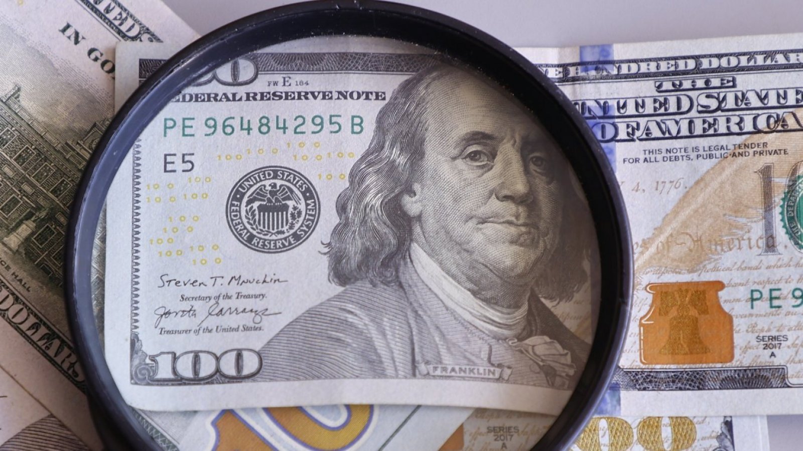 Dólar baja de los $900 por primera vez en cuatro meses
