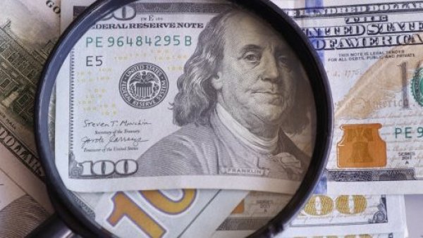 Dólar baja de los $900 por primera vez en cuatro meses
