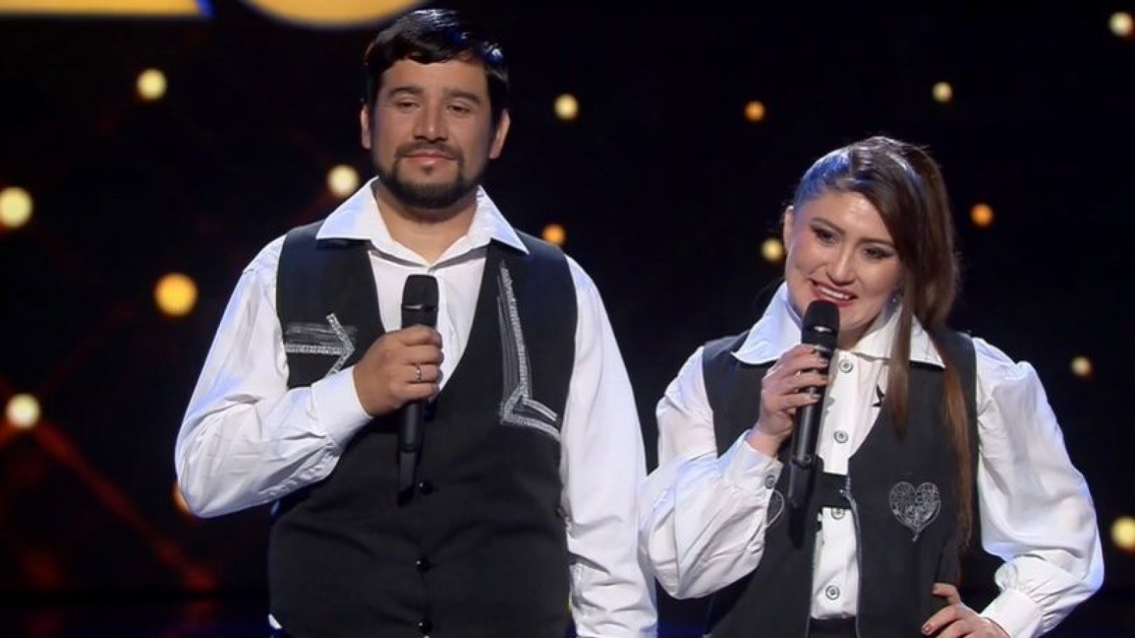 Víctor y Estefany desbordan pasión como dobles de Pimpinela
