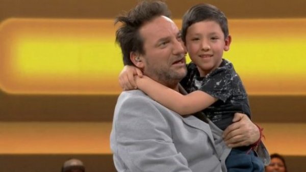 ¡Alerta de ternura! Niño pidió abrazar al "tío Huevo"
