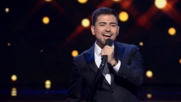Claudio viene a conquistar el escenario como Michael Bublé
