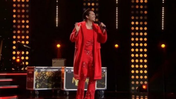 Con su emblemático traje rojo: así fue la interpretación de Daniel como Harry Styles
