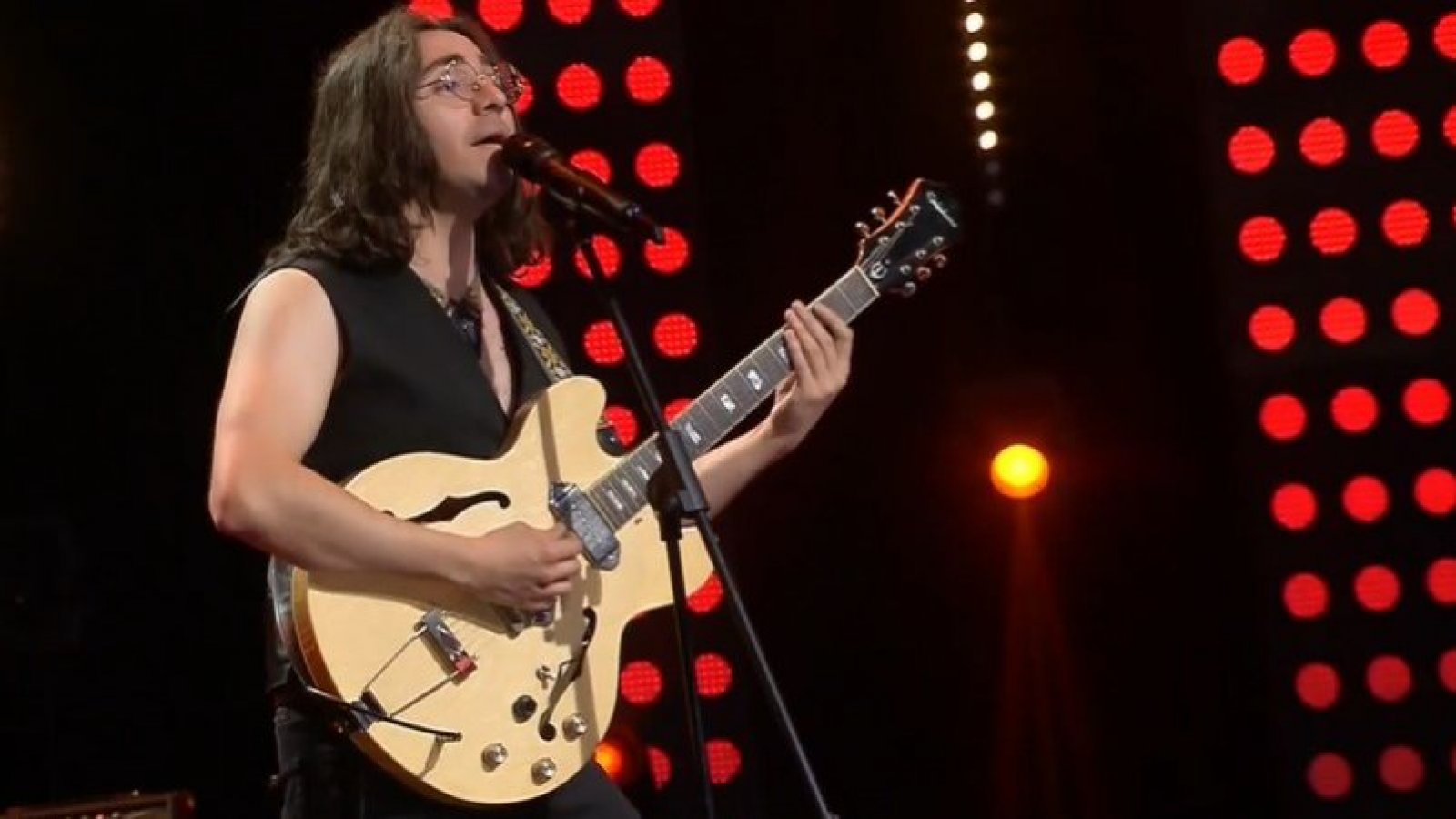 Américo quiere ser el quinto "Beatle" como John Lennon
