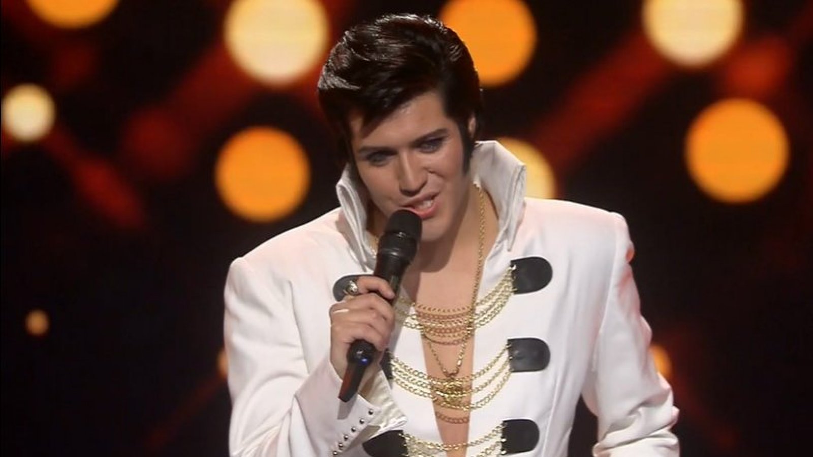 Sebastián defiende su lugar en la final con el emblemático traje de Elvis Presley
