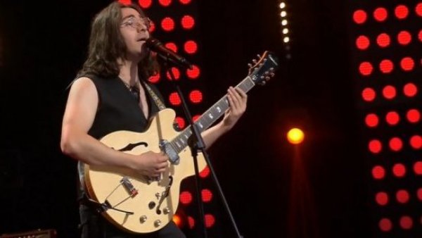 Américo quiere ser el quinto "Beatle" como John Lennon

