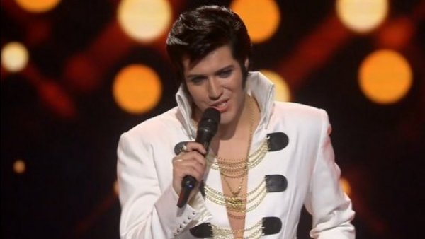 Sebastián defiende su lugar en la final con el emblemático traje de Elvis Presley
