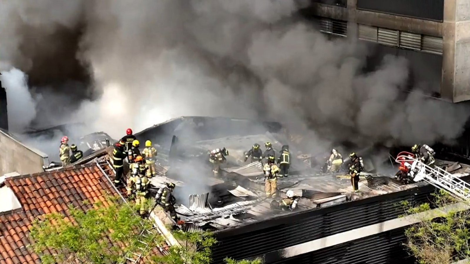 Gran incendio afecta a bodegas chinas en Santiago Centro
