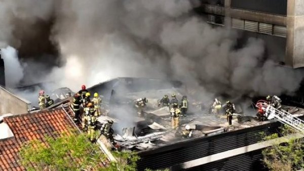 Gran incendio afecta a bodegas chinas en Santiago Centro
